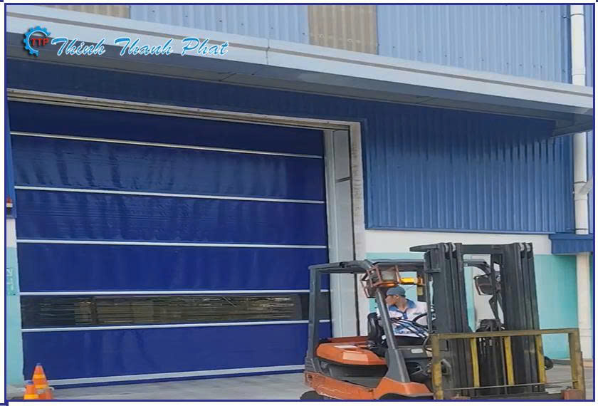 cua-cuon-toc-do-do-cao-PVC