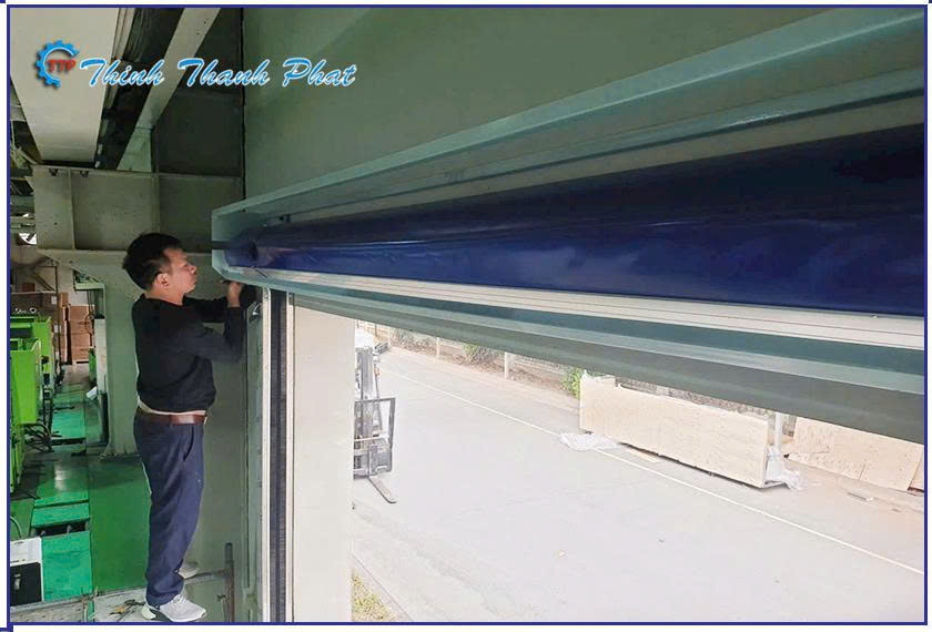 cua-cuon-toc-do-do-cao-PVC