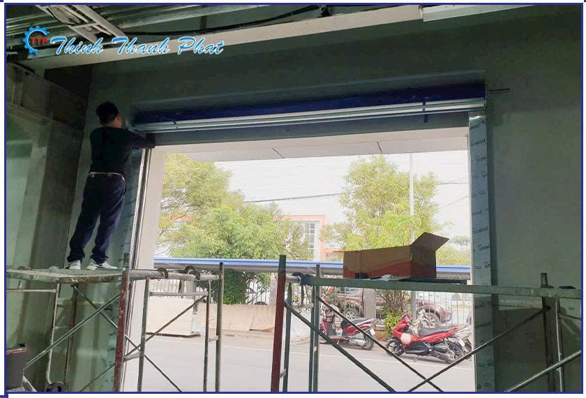 cua-cuon-toc-do-do-cao-PVC