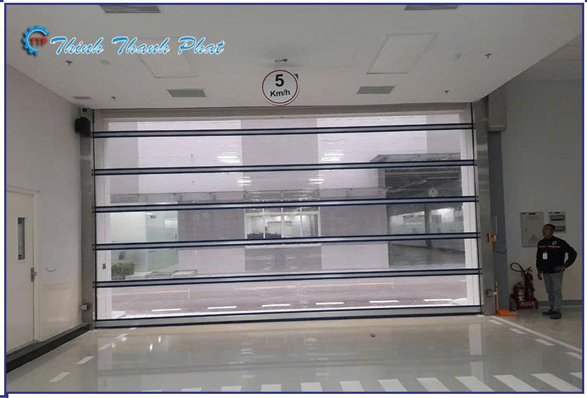 cua-cuon-nhanh-trong-suot