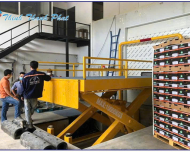 BÀN NÂNG CHO XE NÂNG ĐÓNG RÚT HÀNG TỪ CONTAINER