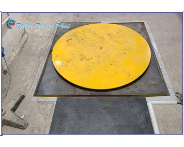 BÀN NÂNG CÓ GẮN MÂM XOAY