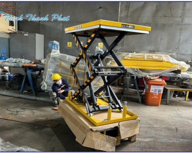 BÀN NÂNG ĐIỆN 2000KG CHIỀU CAO 1.7M