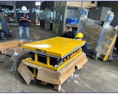 BÀN NÂNG ĐIỆN 2000KG CHIỀU CAO 1.7M