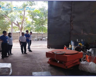 BÀN NÂNG THỦY LỰC CÓ MÂM XOAY