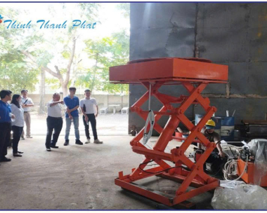 BÀN NÂNG THỦY LỰC CÓ MÂM XOAY