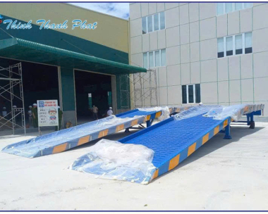 CẦU XE NÂNG: GIẢI PHÁP TỐI ƯU ĐÓNG RÚT HÀNG TỪ CONTAINER
