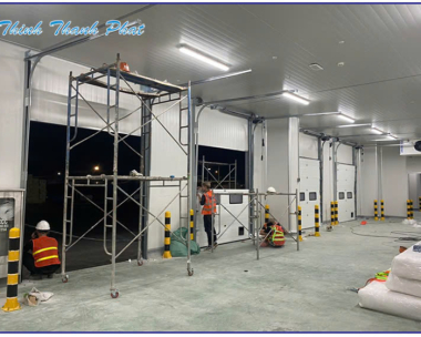 CỬA TRƯỢT TRẦN CÔNG NGHIỆP: HIỆU QUẢ, TIẾT KIỆM