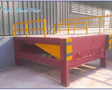 SÀN NÂNG THỦY LỰC ĐỂ NỔI BÊN NGOÀI KHO
