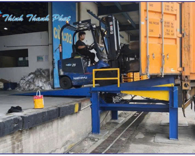 SÀN NÂNG THỦY LỰC ĐỂ NỔI BÊN NGOÀI KHO