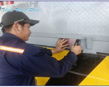 SÀN NÂNG THỦY LỰC ĐƯA HÀNG VÀO CONTAINER
