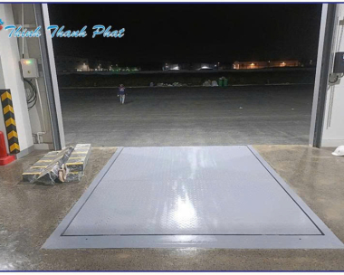 SÀN NÂNG THỦY LỰC ĐƯA HÀNG VÀO CONTAINER