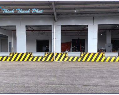 SÀN NÂNG THỦY LỰC ĐƯA HÀNG VÀO CONTAINER