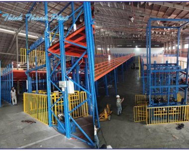 THANG NÂNG HÀNG THÉP LƯỚI BẢO VỆ